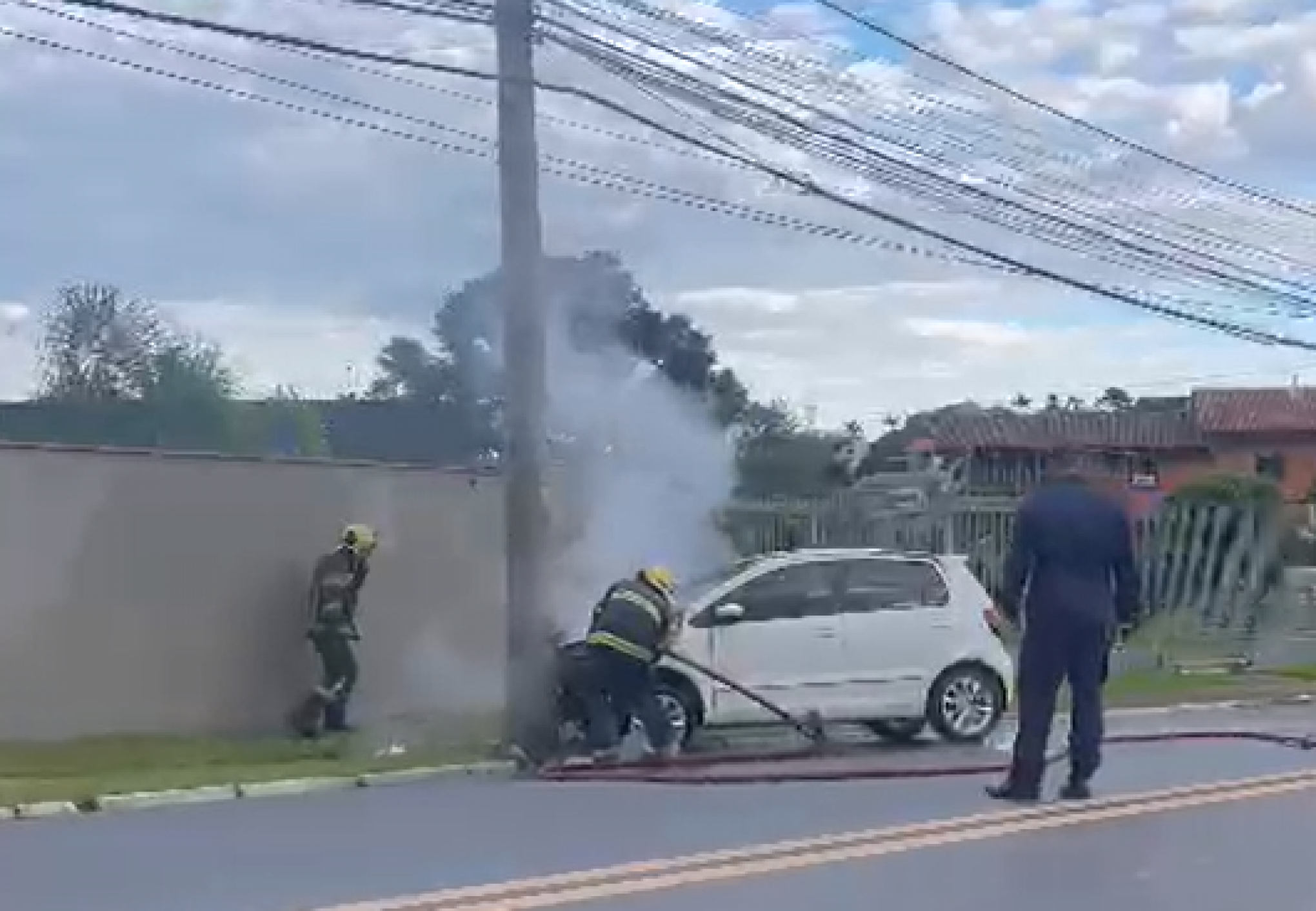 VÍDEO: Motorista foge após bater carro em poste e parte de Novo Hamburgo fica sem energia elétrica