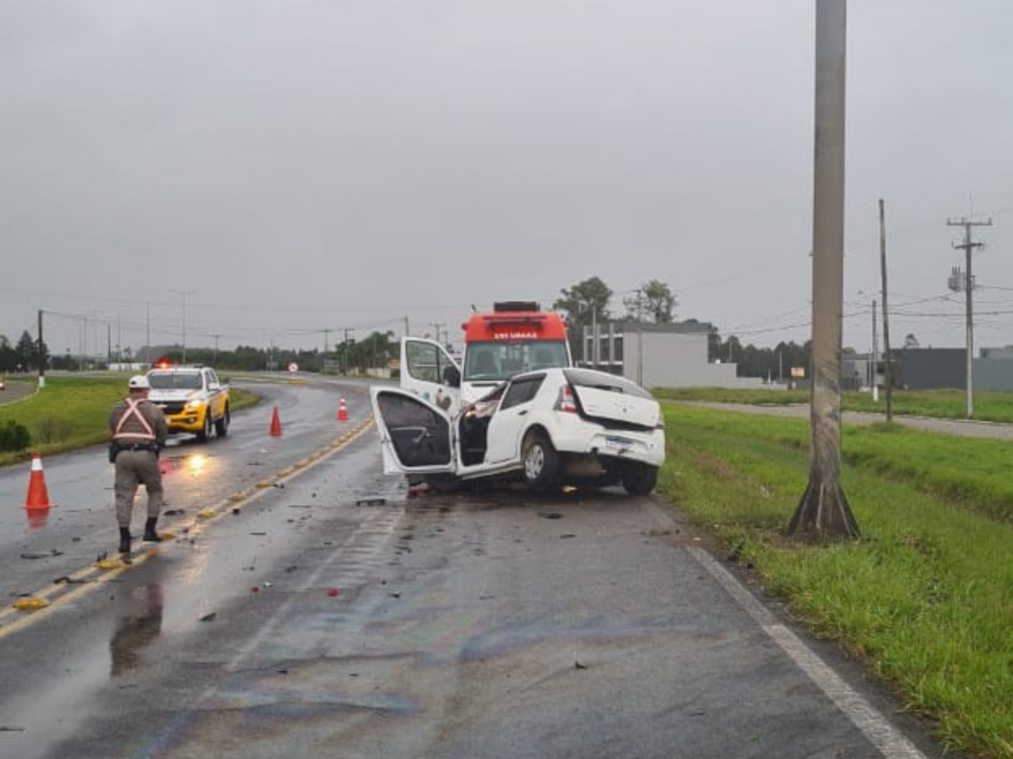 Passageira morre e motorista fica ferido em acidente de trânsito na Estrada do Mar