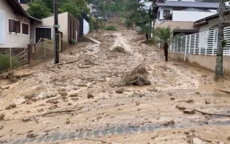 Chuva em Santa Catarina causa grande deslizamento de terra e interdição de ruas; veja vídeo