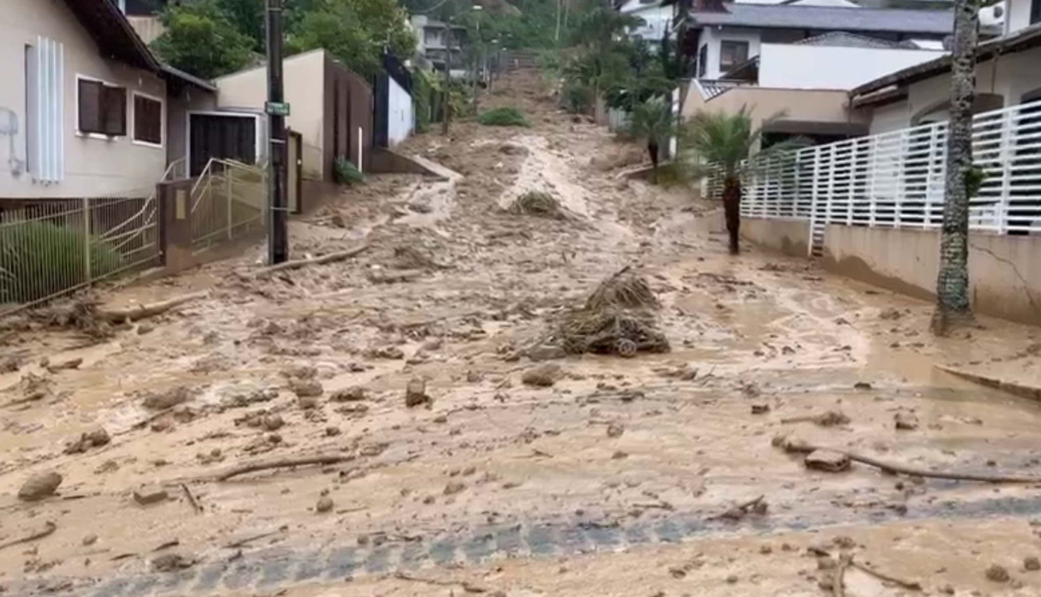 Deslizamento de terra em Blumenau, em Santa Catarina, deixou rua interditada no bairro Escola Agrícola | Jornal NH