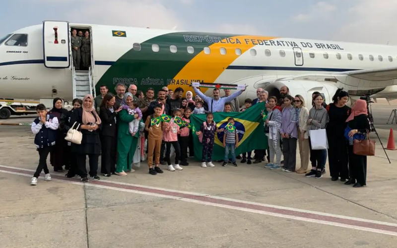 Lula confirma que receberá brasileiros repatriados de Gaza