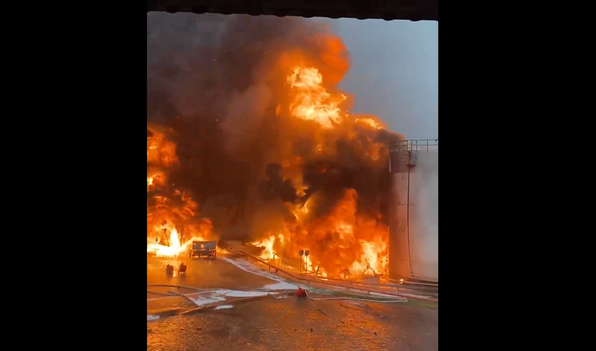 VÍDEO: Incêndio atinge reservatório com milhões de litros de combustível e há risco de explosão