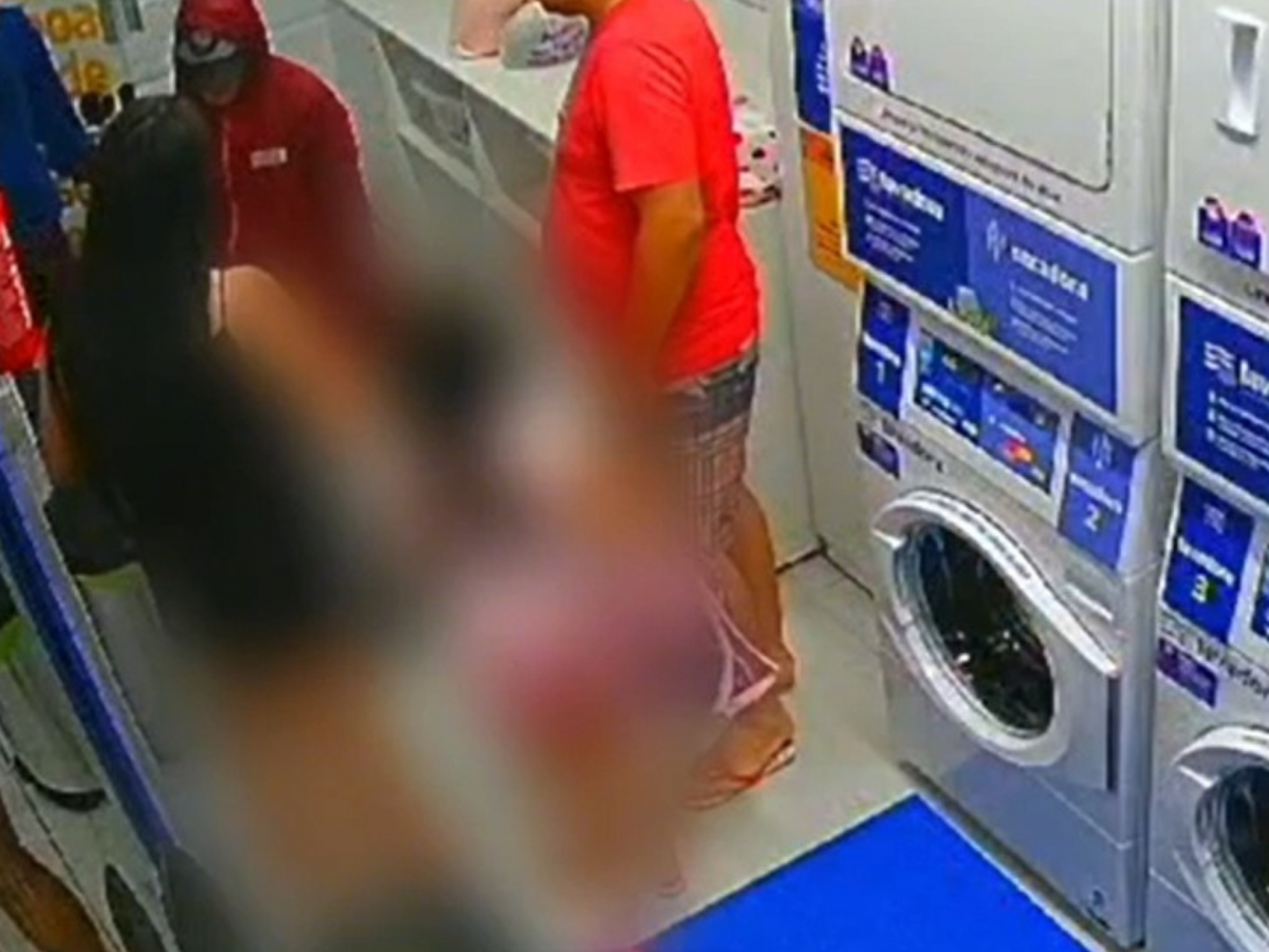VÍDEO: Casal com criança é assaltado em lavanderia de Novo Hamburgo e iPhone da vítima é recuperado em parque de diversões