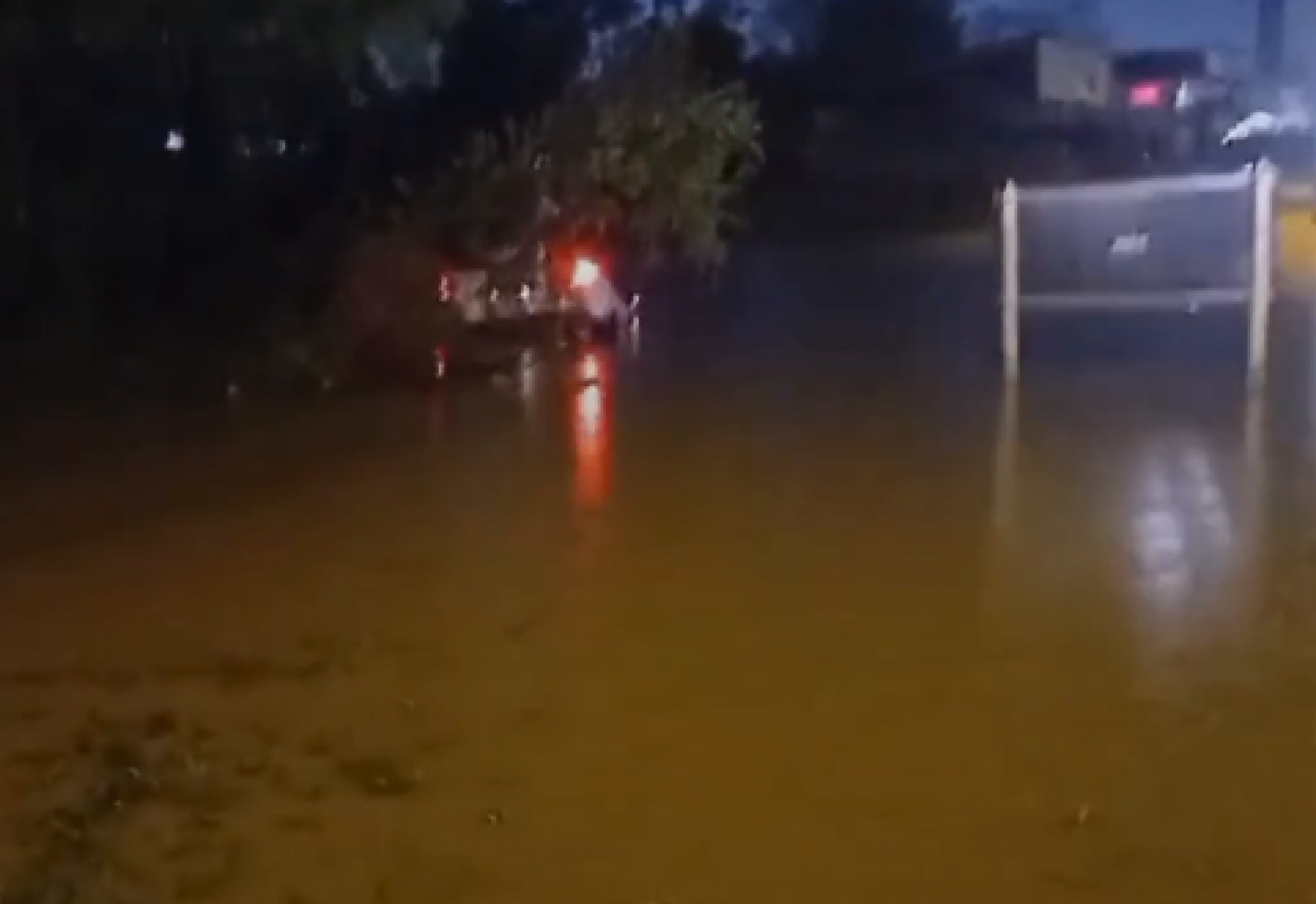 VÍDEO: Duas mulheres morrem após carro ser arrastado pela chuva em Santa Catarina