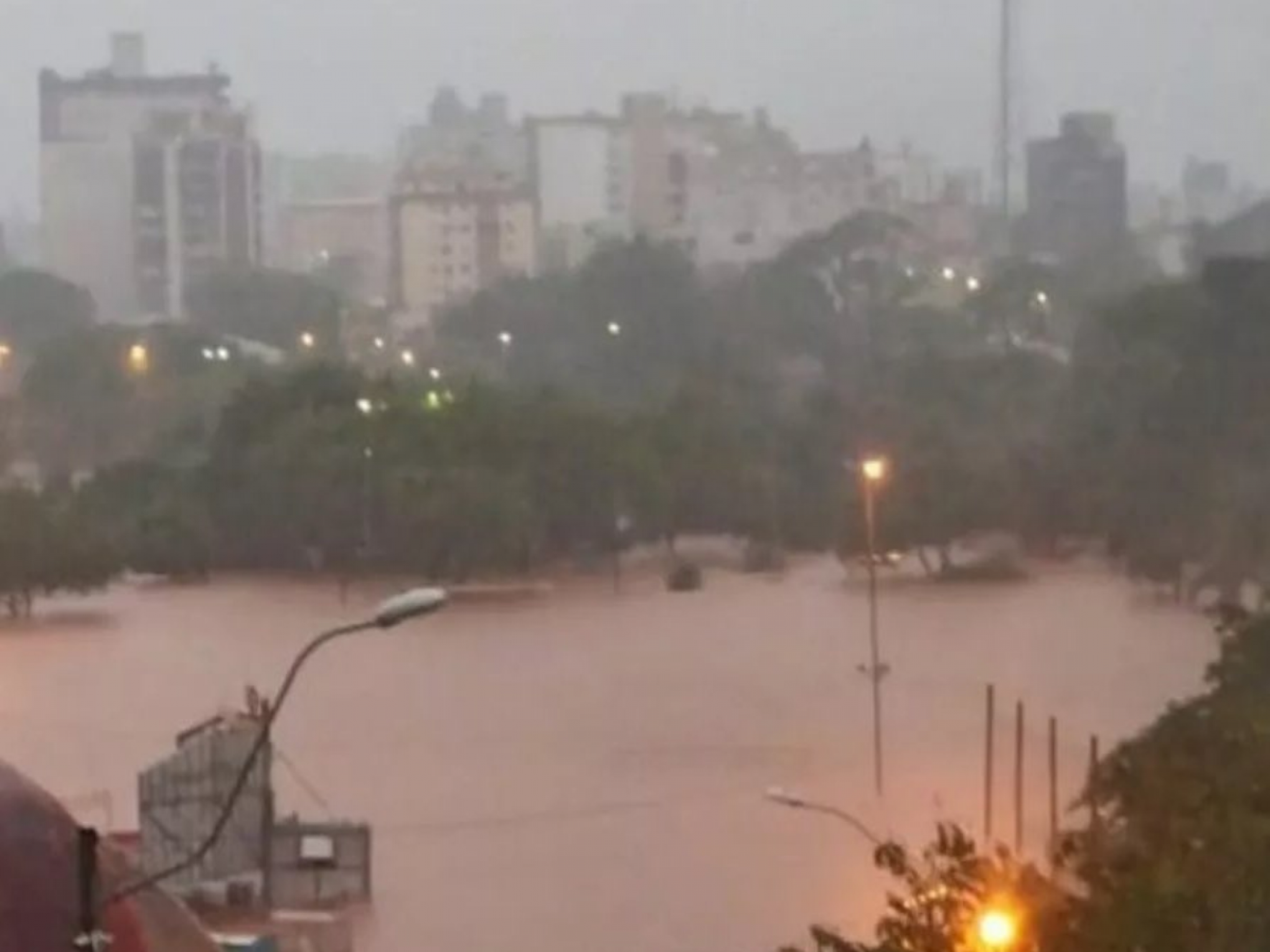 TEMPESTADE: Defesa Civil do RS emite alerta para risco de inundação do Rio Taquari durante a noite