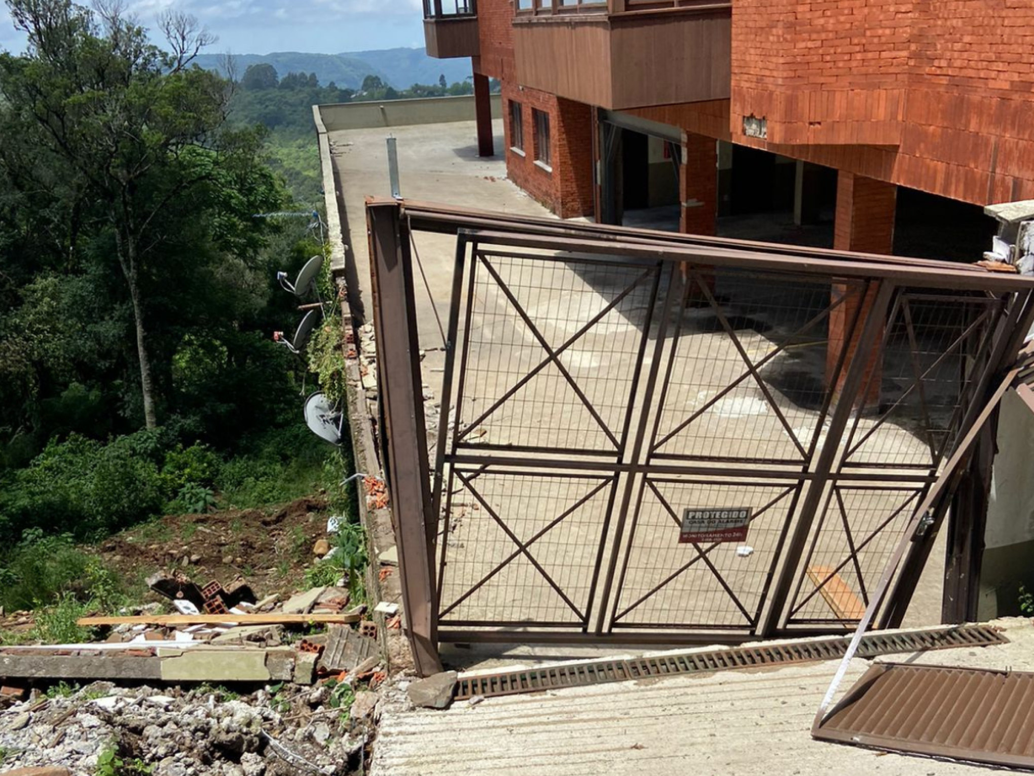 PrÃ©dios e casas correm o risco de desabar apÃ³s movimentaÃ§Ã£o de terra em Gramado