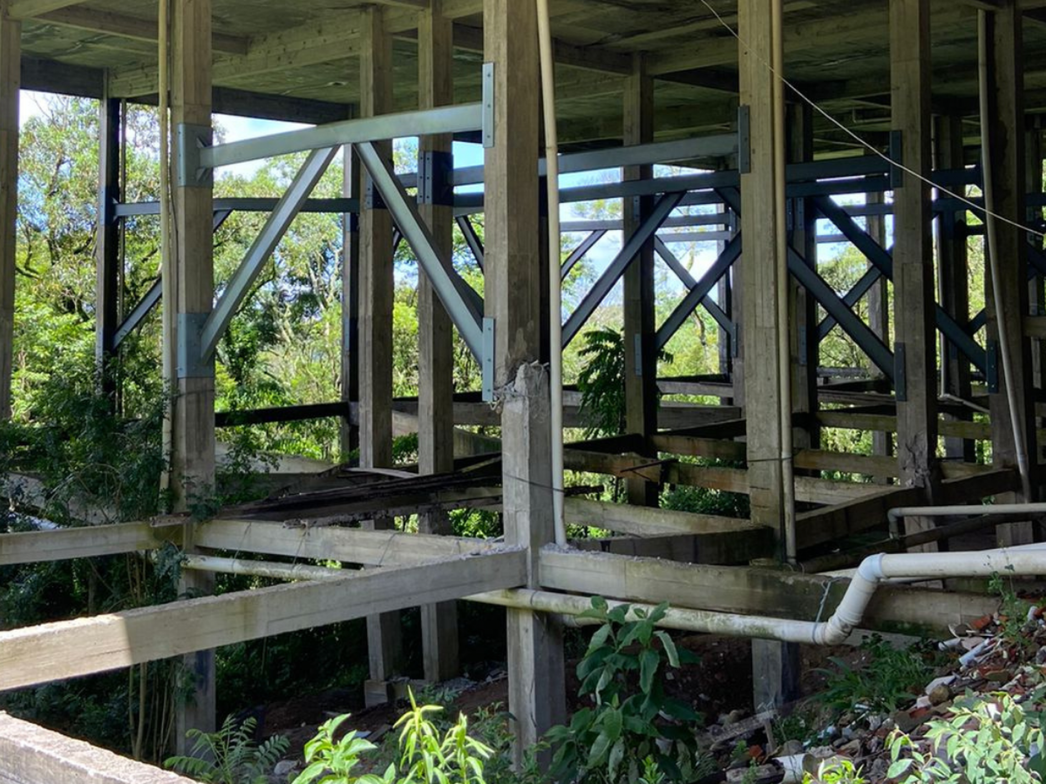 PrÃ©dios e casas correm o risco de desabar apÃ³s movimentaÃ§Ã£o de terra em Gramado