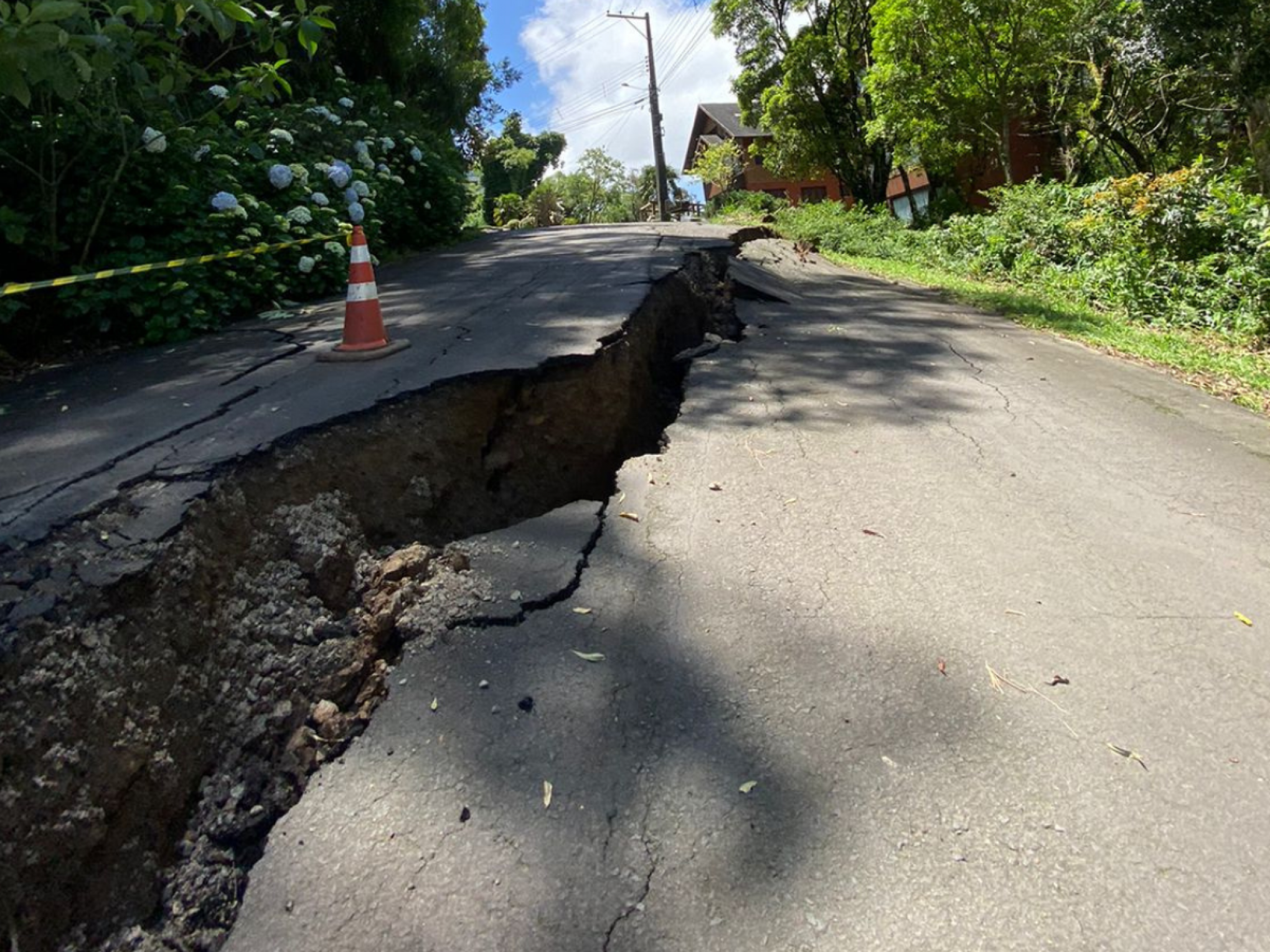 PrÃ©dios e casas correm o risco de desabar apÃ³s movimentaÃ§Ã£o de terra em Gramado