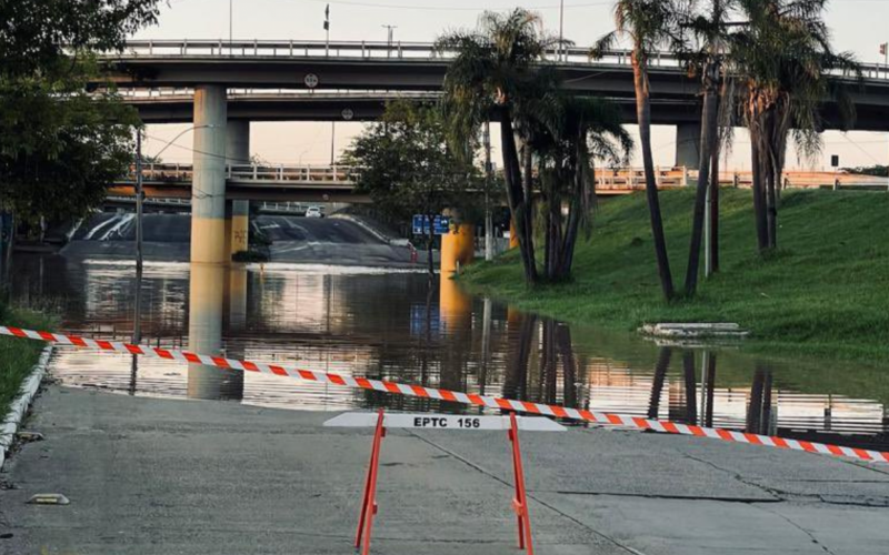 TRÂNSITO: Comporta cede e água do Guaíba alaga ruas de Porto Alegre; veja como está a situação | Jornal NH