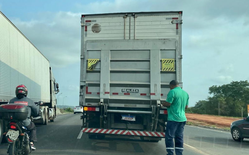 Caminhão parado causa lentidão na BR-116 | Jornal NH