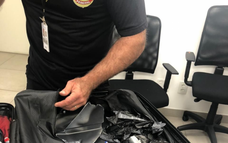 Mais um passageiro é preso com cocaína escondida na mala no aeroporto de Porto Alegre