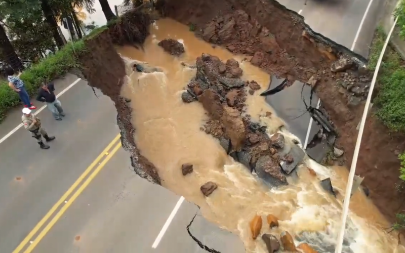 VÍDEO: Cratera se abre em rodovia de Santa Catarina após cidade ser atingida por tornado