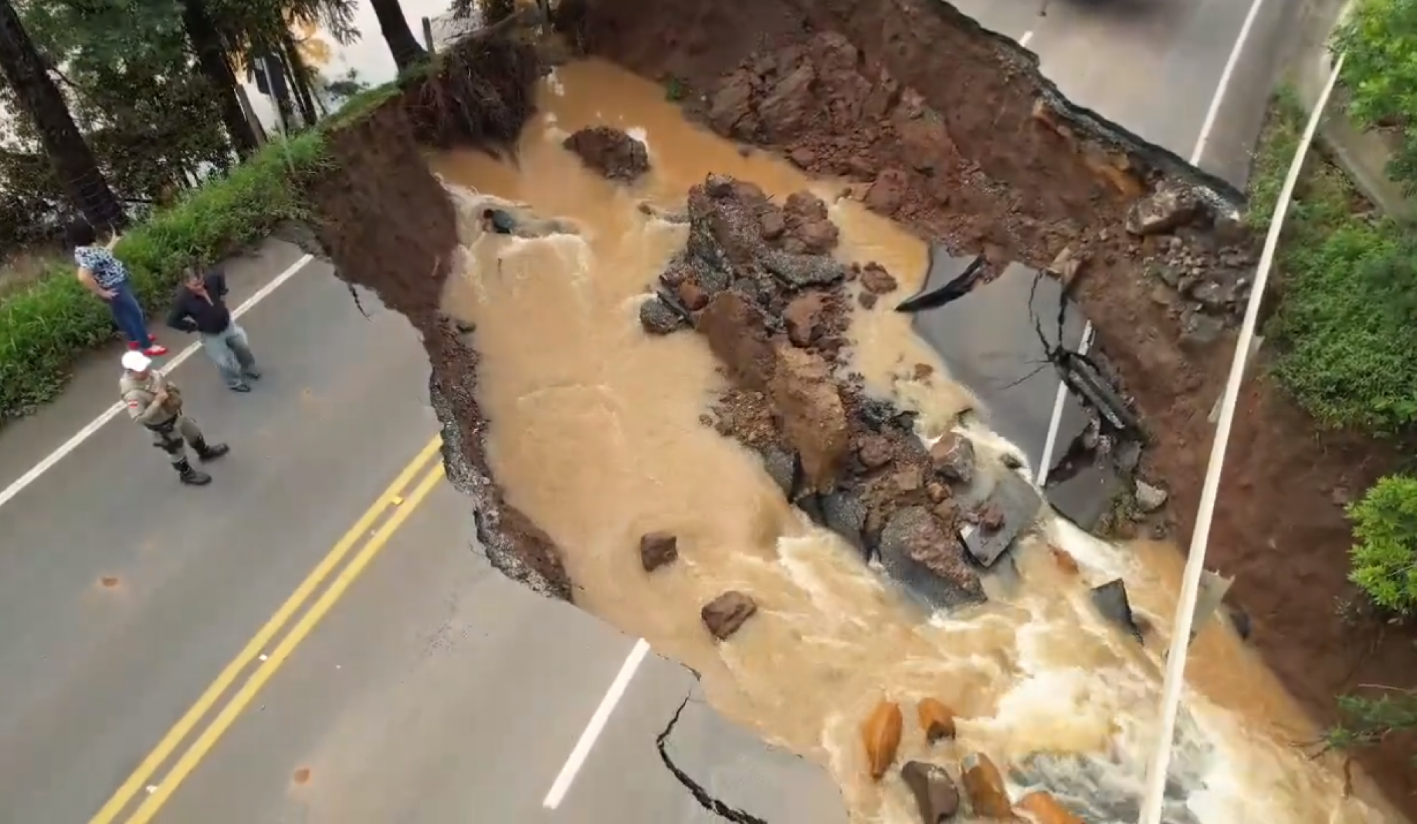 Cratera se abre em rodovia de Santa Catarina após cidade ser atingida por tornado  | Jornal NH