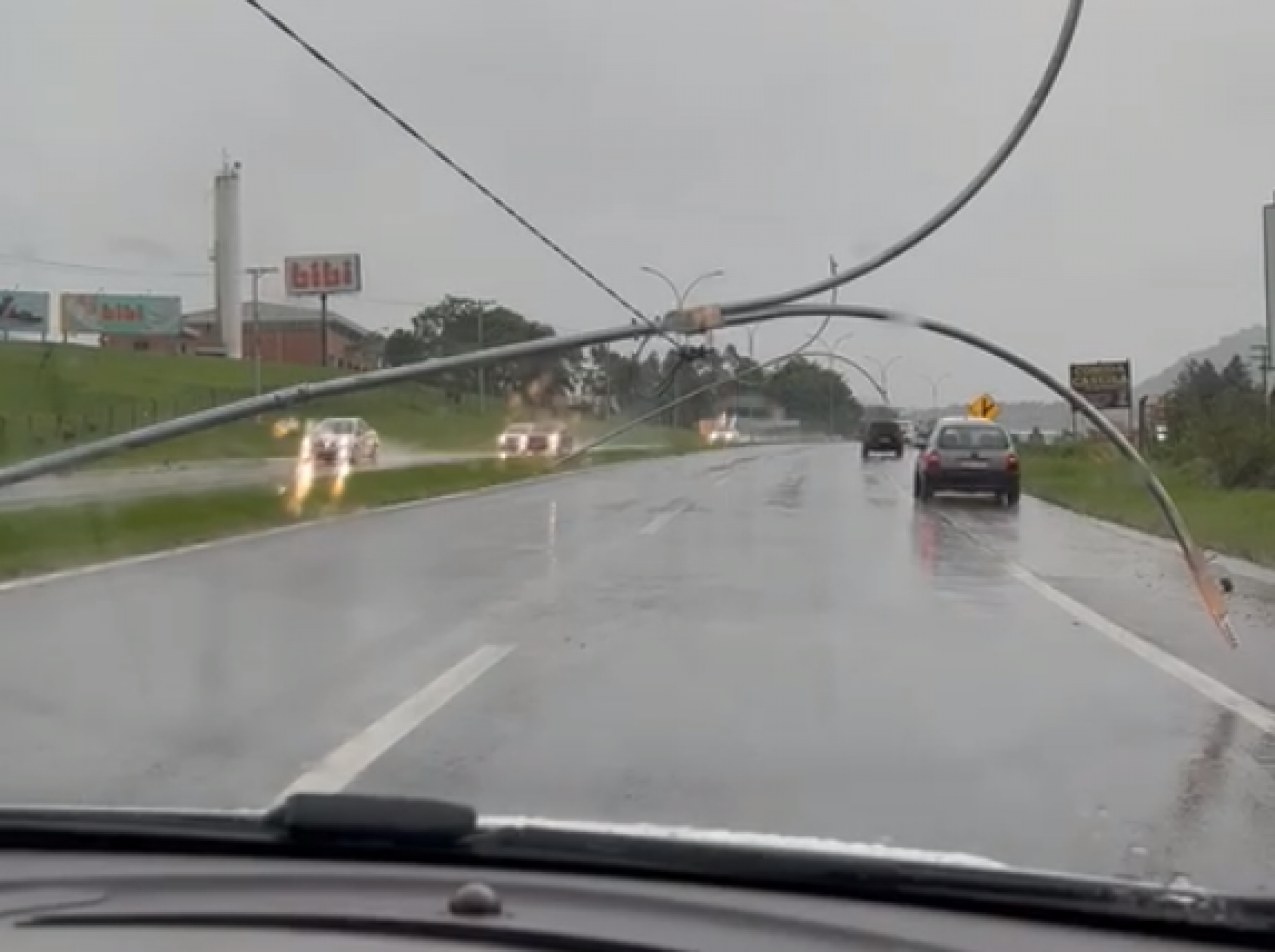 VÍDEO: Postes de luz caem sobre pista da RS-239 durante temporal