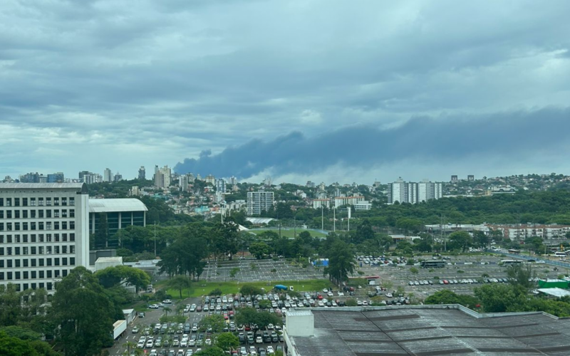 Fogo que destruiu empresa em Canoas era visto de Porto Alegre na tarde desta quarta-feira