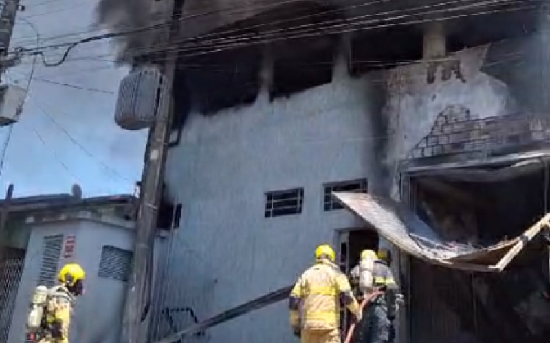 VÍDEO: Incêndio atinge prédio comercial em Novo Hamburgo