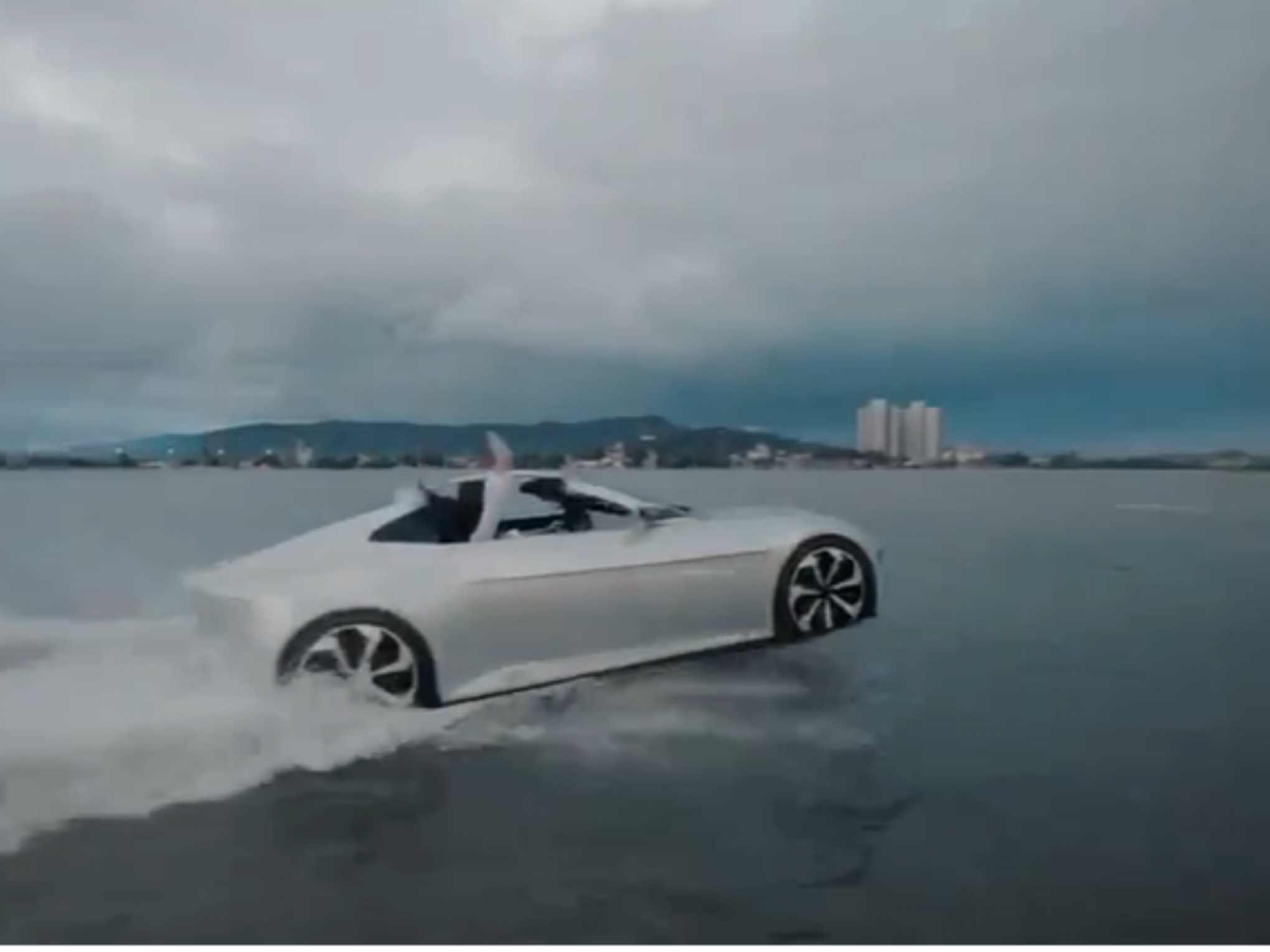 VÍDEO: Carro que anda sobre as águas? "Esportivo de luxo" que chega a 100 km/h é atração em SC