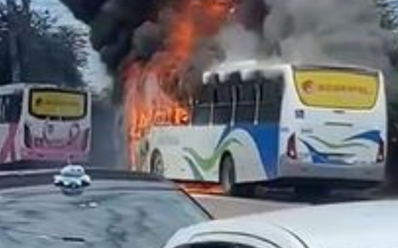 Ônibus pegando fogo em Sapucaia do Sul  | Jornal NH