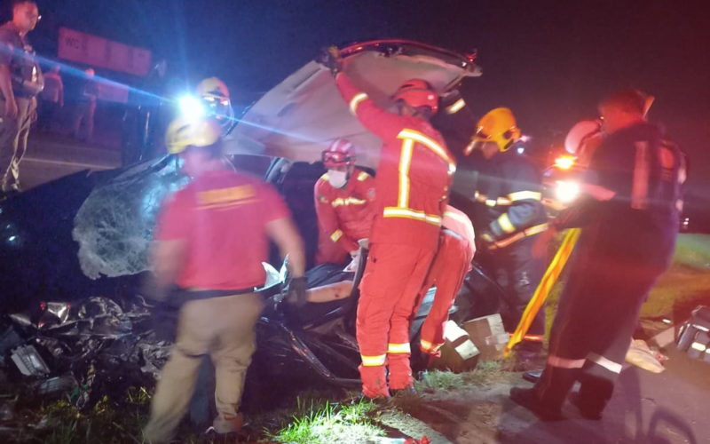 Motorista do carro ficou ferido e precisou ser retirado pelos bombeiros | Jornal NH