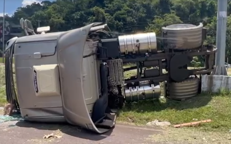 Caminhão tomba na ERS-239, em Novo Hamburgo | Jornal NH