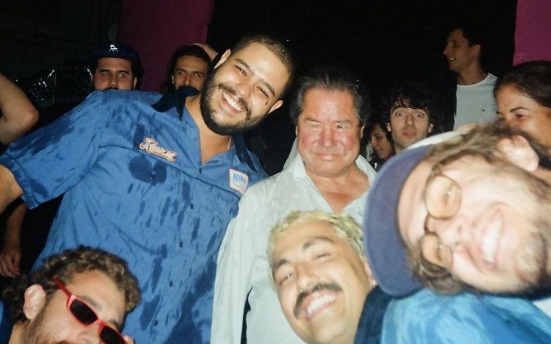 Jovem Dionísio, no Bar do Dionísio, com Pedro, a inspiração de Acorda, Pedrinho | abc+