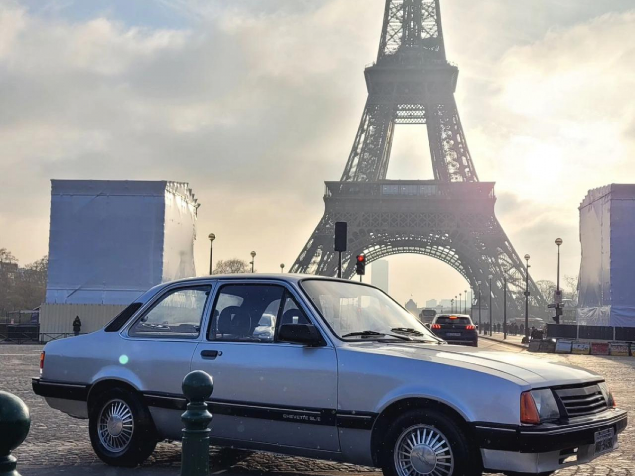 Chevette em Paris? Carro com placas de cidade brasileira chama a atenção na capital francesa