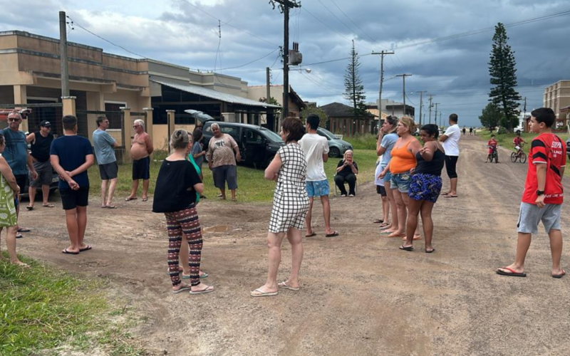 Moradores e veranistas sem luz na praia  | abc+