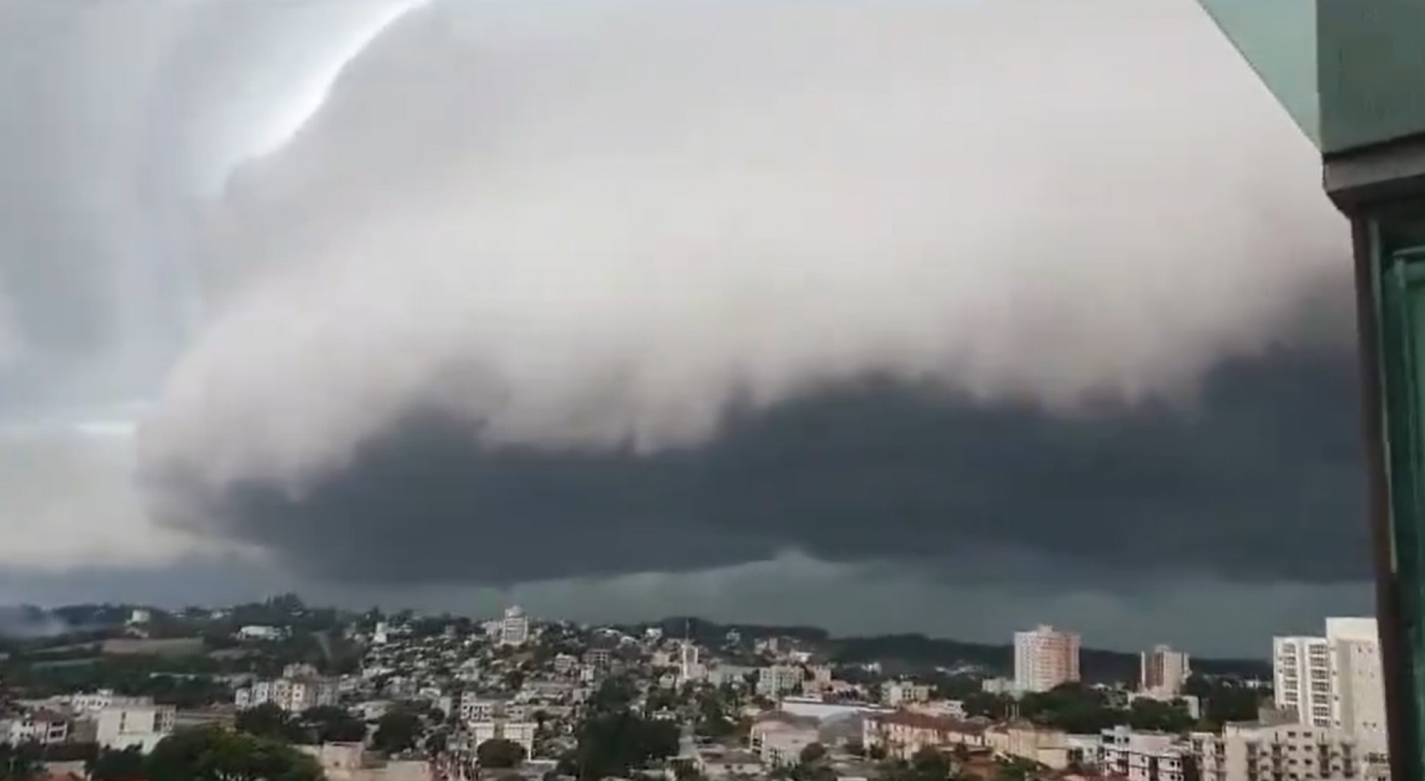 TEMPORAL: Chegada da chuva impressiona com nuvem em formato de disco voador; veja vídeo