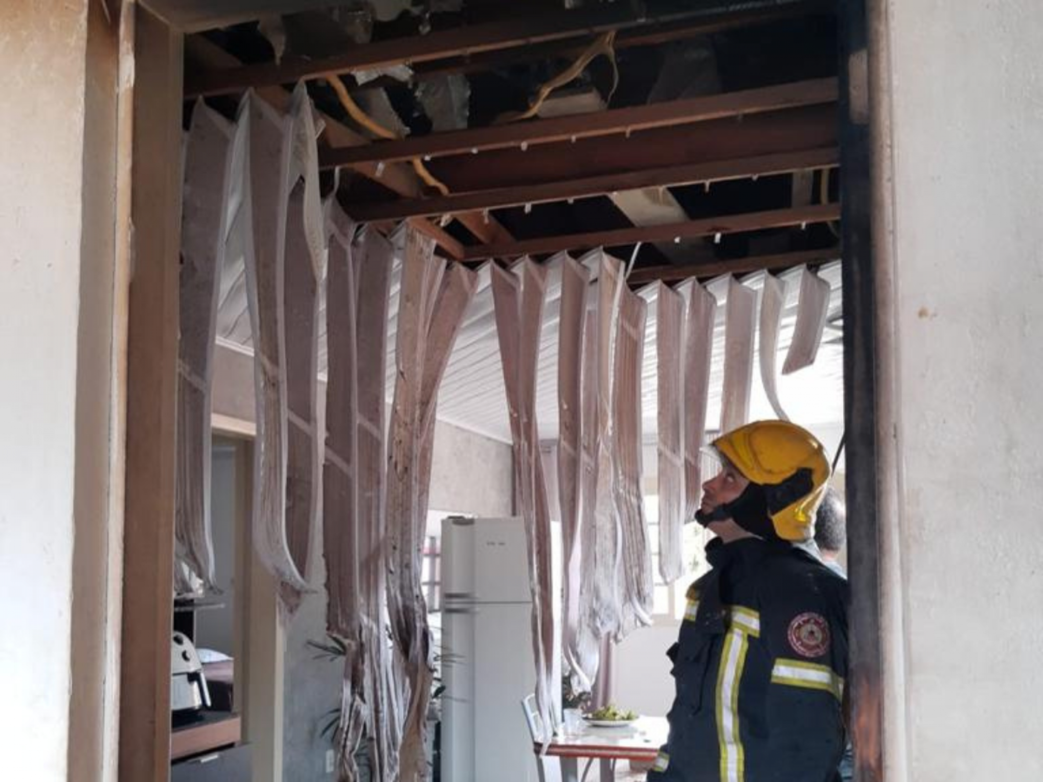 Casa é atingida por incêndio após acidente com fogareiro na região; veja os riscos