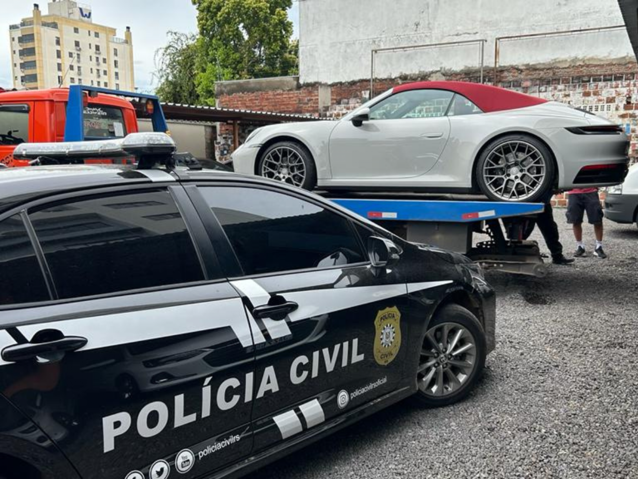 Porsche avaliado em R$ 1,2 milhão é encontrado na região dias após ser roubado na capital