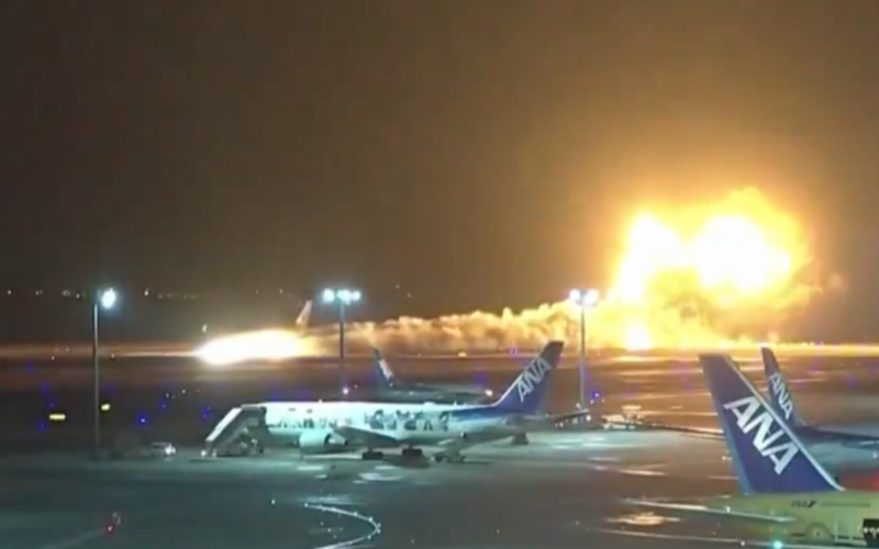 VÍDEO: Avião com quase 400 passageiros pega fogo ao pousar no Japão | abc+