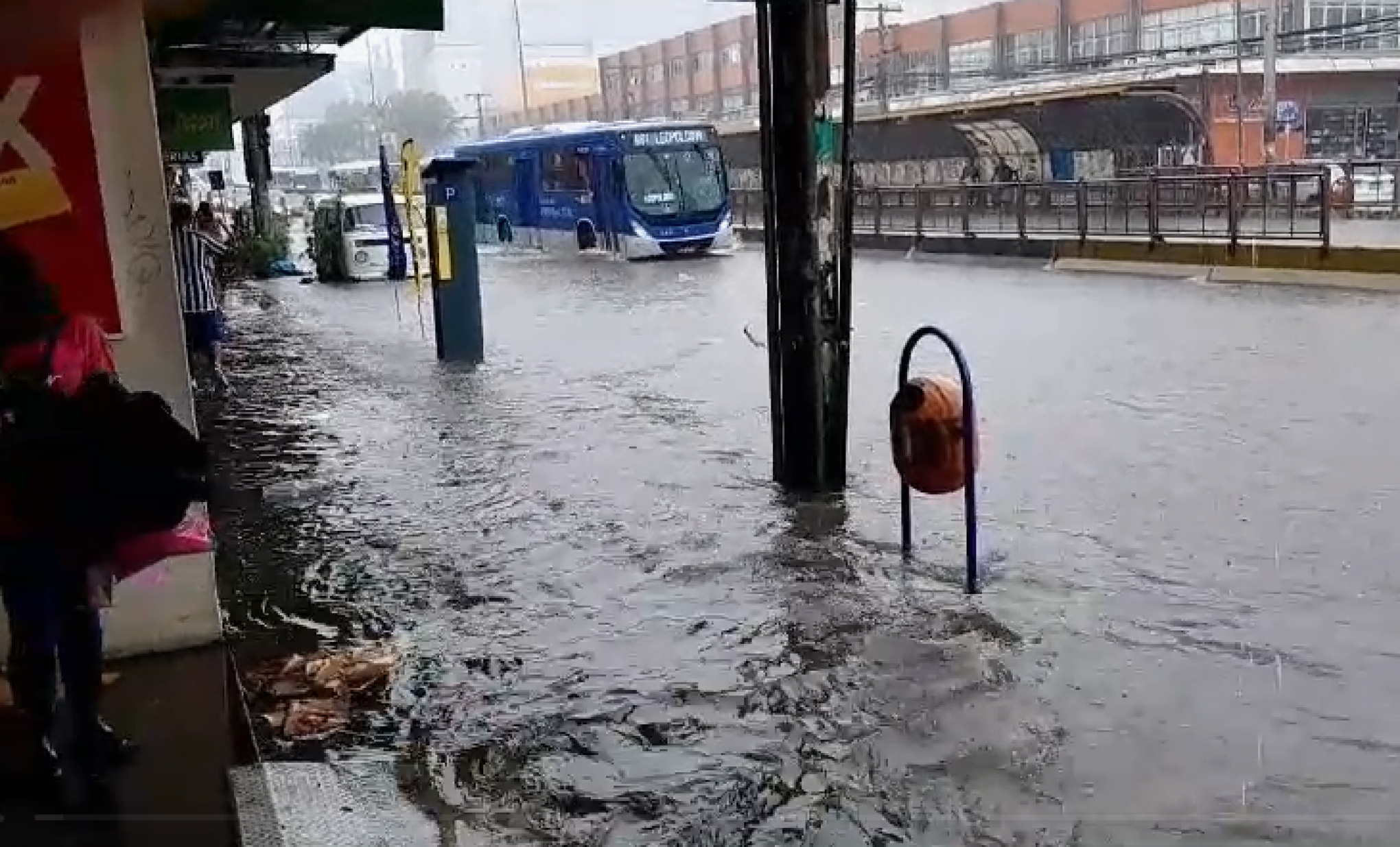 VÍDEO: Chuva causa alagamentos em ruas de Porto Alegre; confira onde há bloqueios