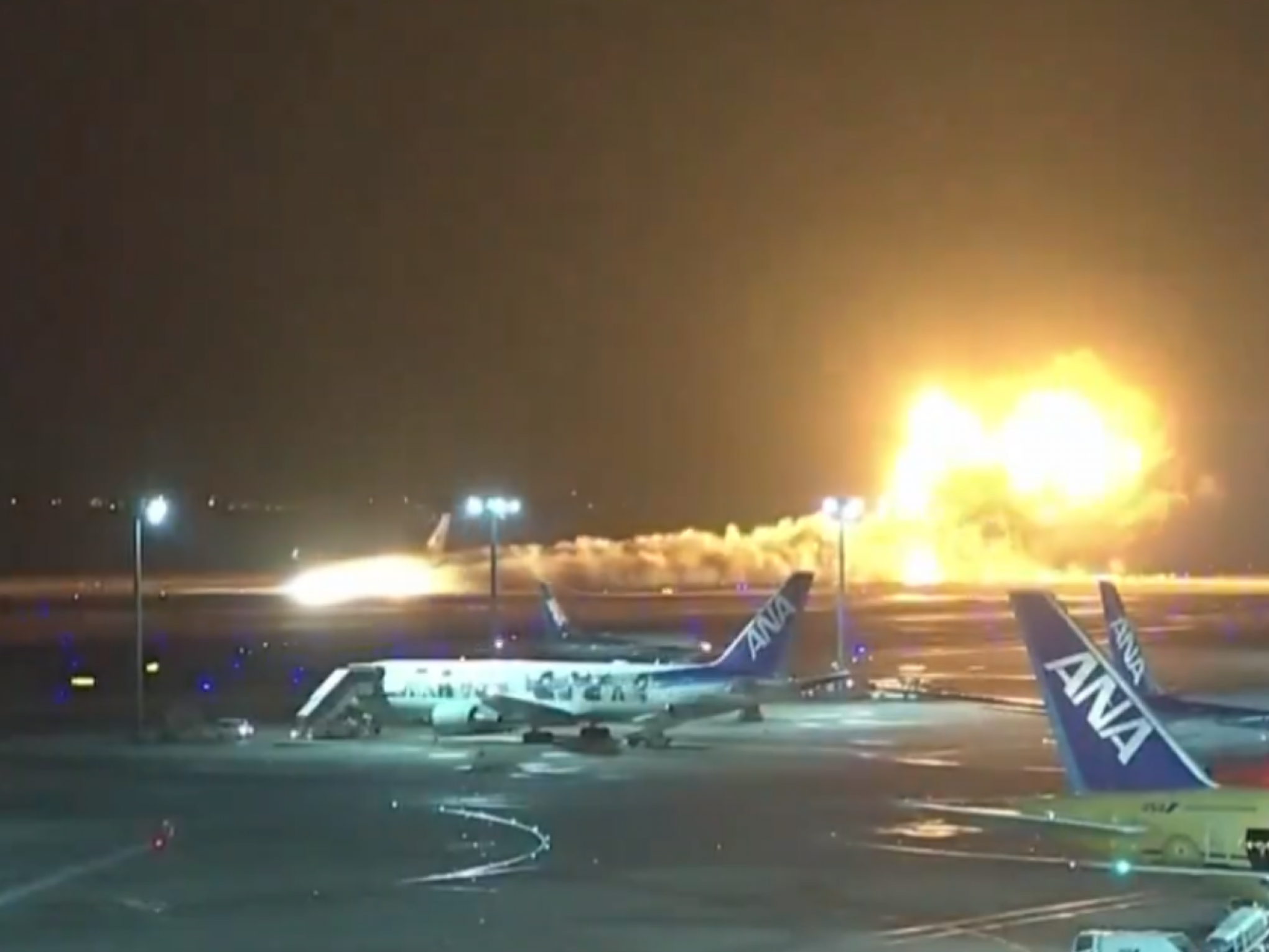 VÍDEO: Avião com quase 400 passageiros pega fogo ao pousar no Japão