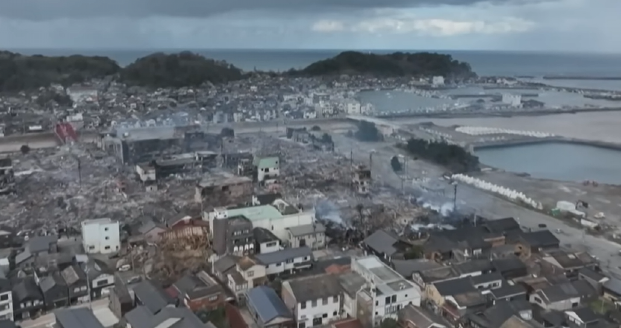 Japão atualiza número de mortos por terremotos e emite alertas para tsunamis