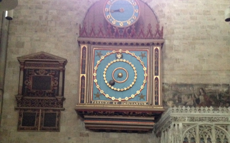 O relógio fica acima da porta, na Catedral de Exeter | abc+