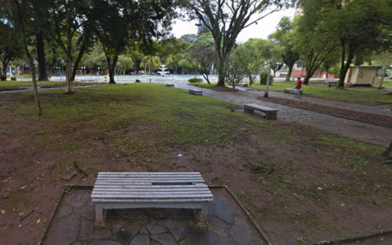 Homem foi assassinado em um dos bancos da PraÃ§a GetÃºlio Vargas, em Santa Cruz do Sul
