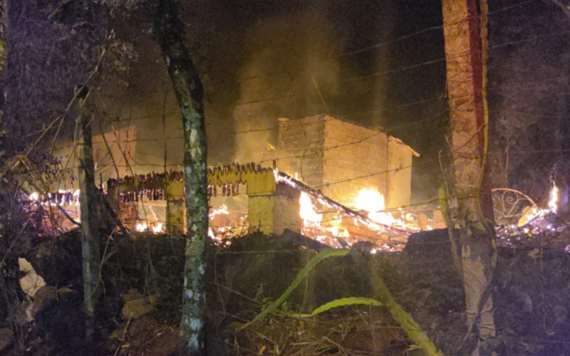 IncÃªndio consumiu uma casa na Linha Riachuelo, no interior de Nova PetrÃ³polis