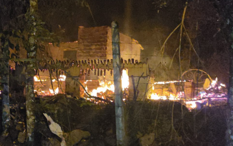 IncÃªndio consumiu uma casa na Linha Riachuelo, no interior de Nova PetrÃ³polis
