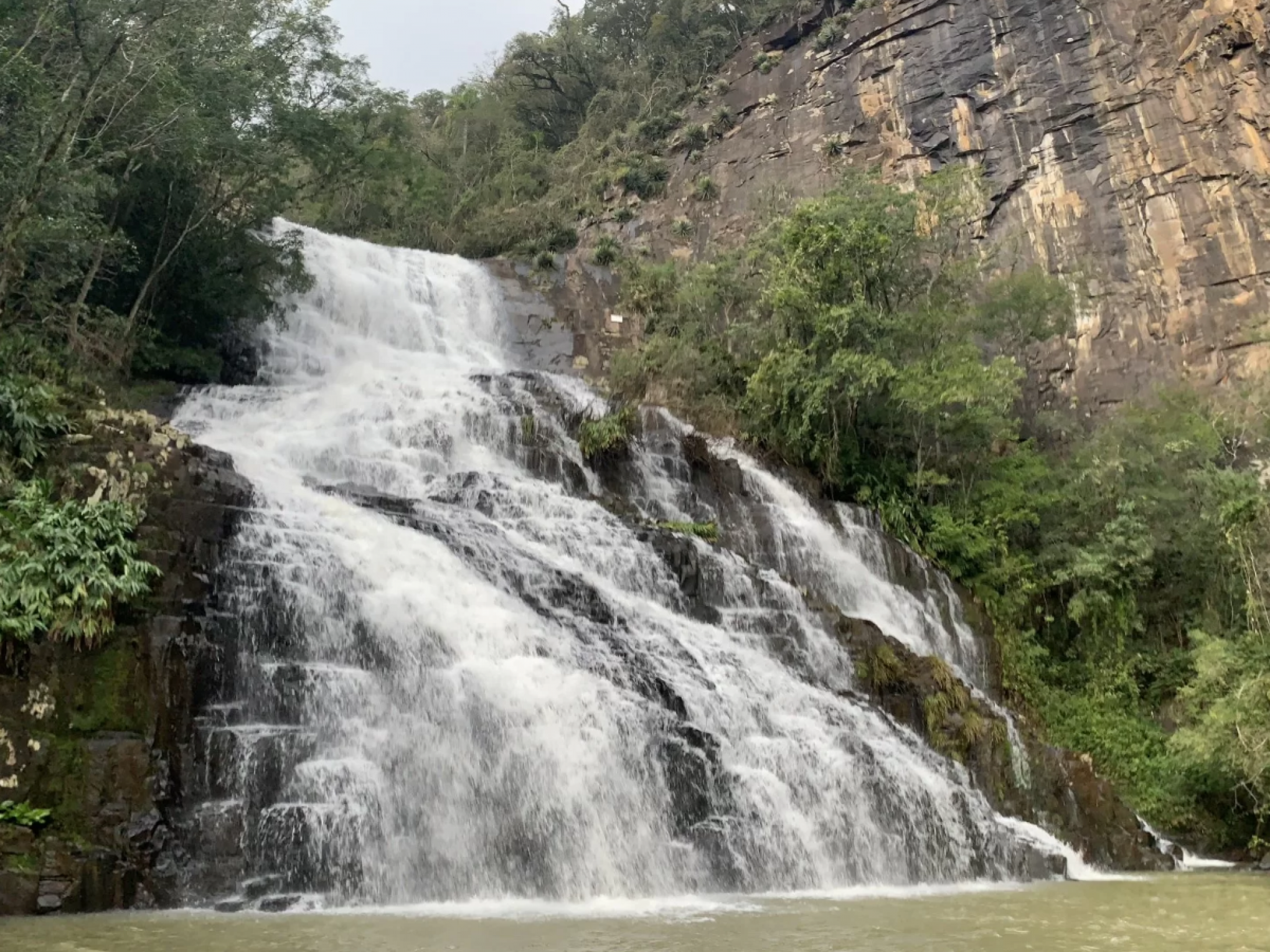 Explore a beleza de 10 cascatas próprias para banho da região