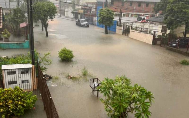 Rua José do Patrocínio, no bairro Niterói, em Canoas após temporal | abc+