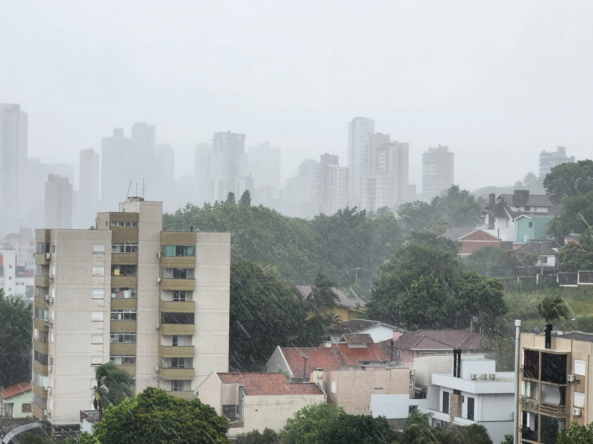 PREVISÃO DO TEMPO: Quais regiões do Rio Grande do Sul ainda podem ter temporais nas próximas horas?