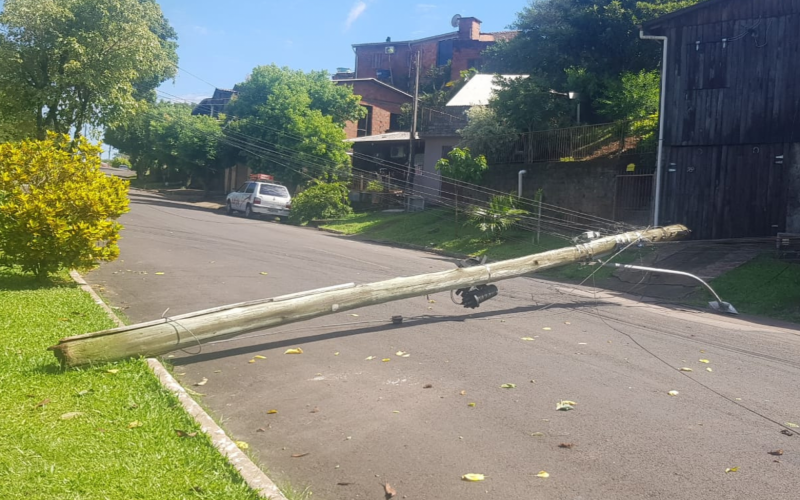 Postes caídos em rua de Campo Bom  | abc+