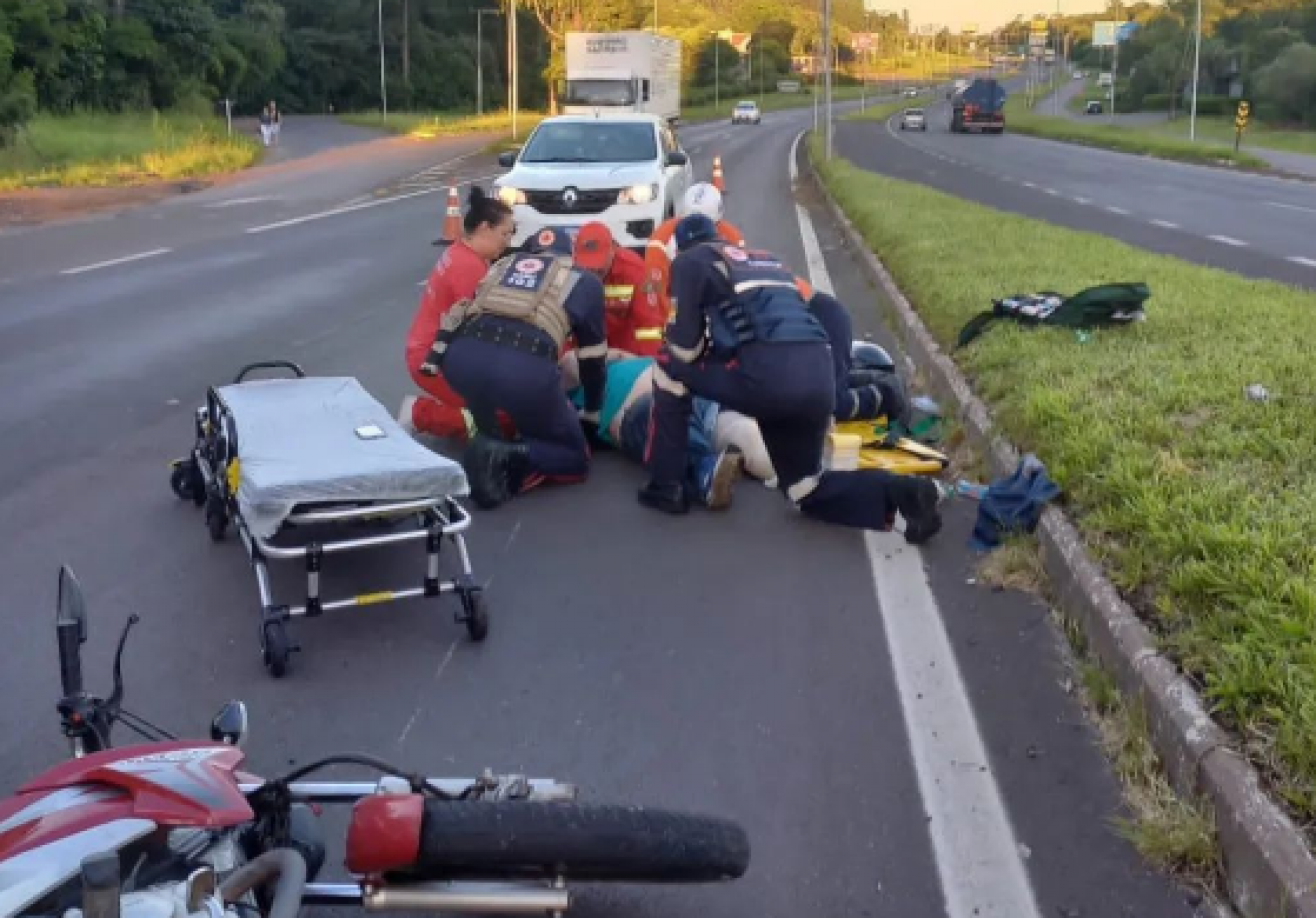 ACIDENTE DE TRÂNSITO: Motociclista fica ferido após cair no canteiro central da RS-239