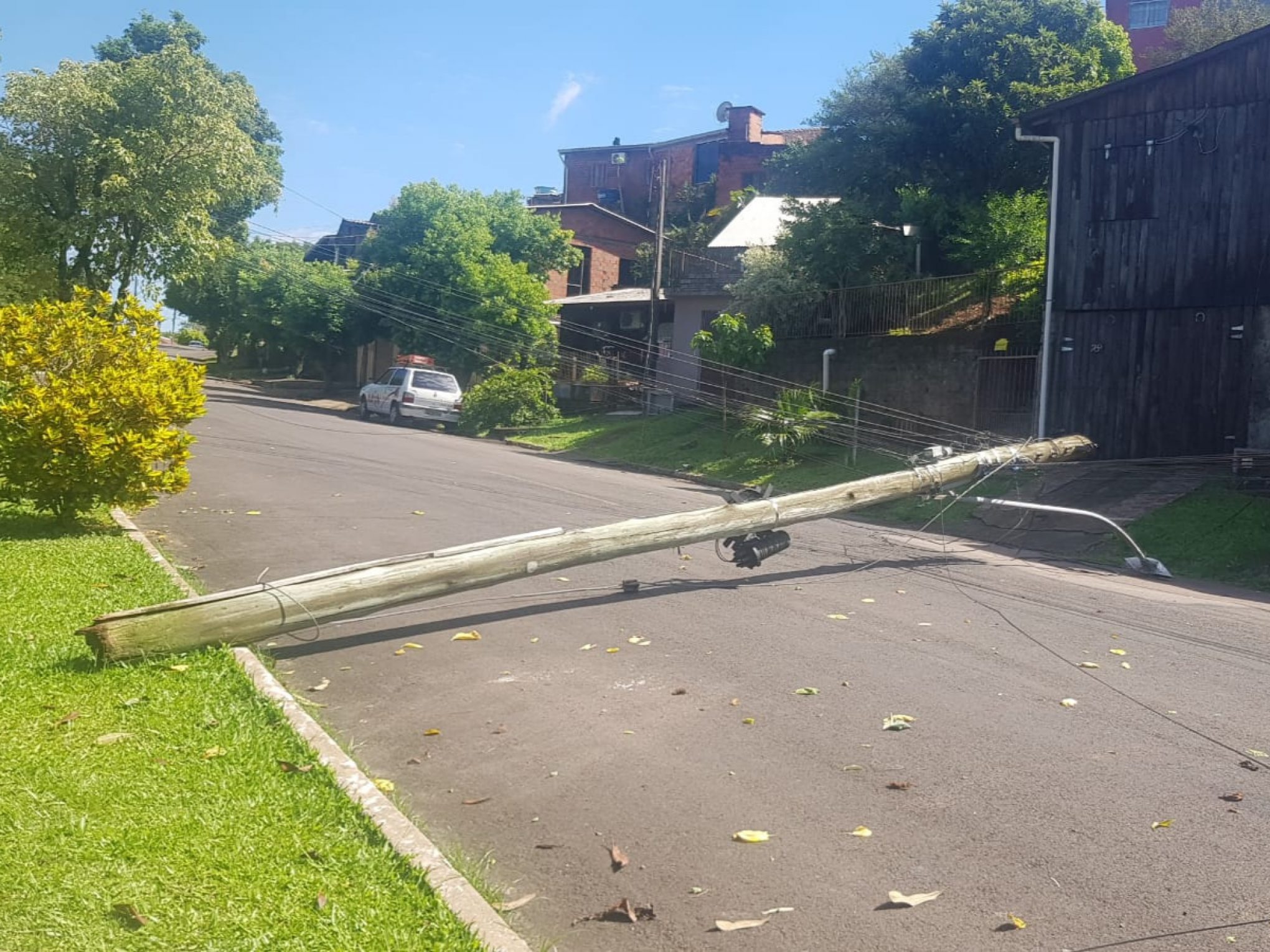 TEMPORAL: Moradores evitam sair de casa por risco de serem eletrocutados em Campo Bom; veja imagens