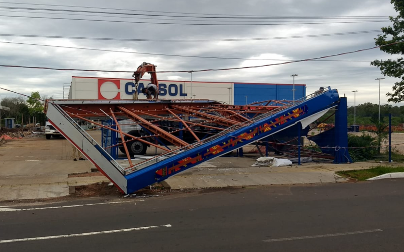 Ventos derrubam outdoor em Canoas durante temporal | abc+