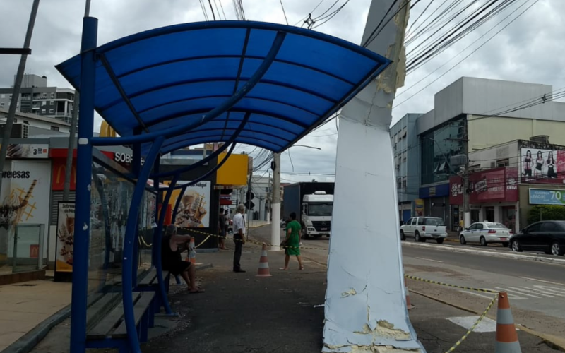 Em GravataÃ­, placa do McDonald's voa e acaba em cima de poste e parada