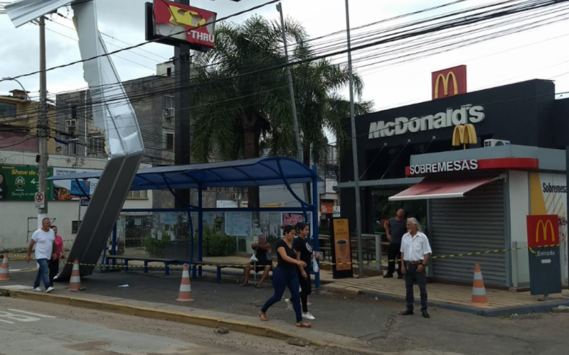 Em GravataÃ­, placa do McDonald's voa e acaba em cima de poste e parada