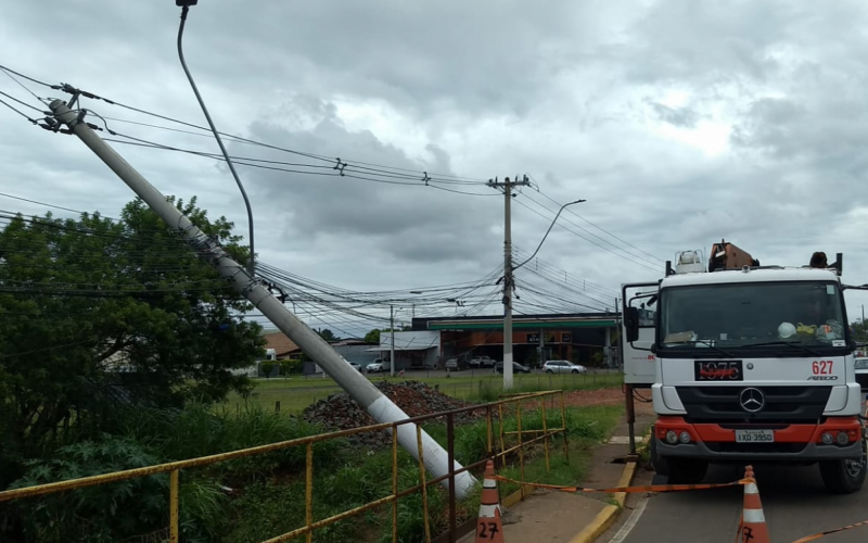 Em GravataÃ­, poste despenca apÃ³s temporal
