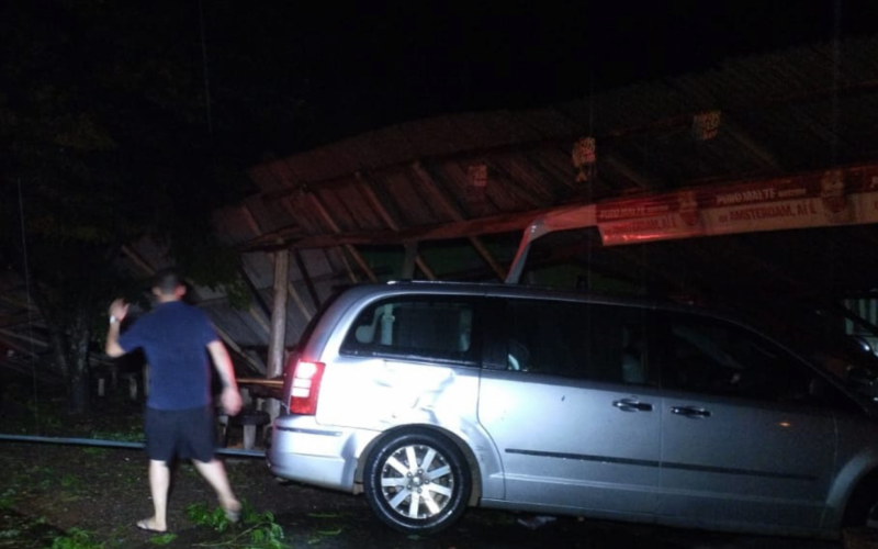 Casas ficaram destelhadas em Rolante