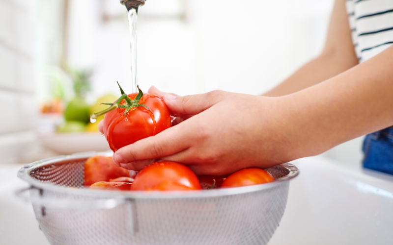 Aprenda a lavar verduras e frutas da forma correta | abc+